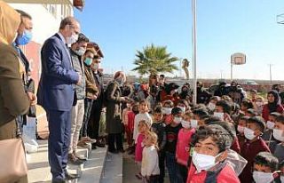 Akçakale’ de öğrencilere temizlik seti desteği