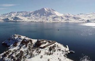 Akdamar Adası kış mevsiminde büyülüyor