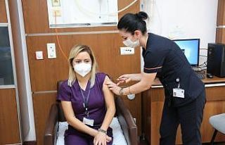 Akdeniz Üniversitesi Hastanesi’nde CoronaVac aşılaması...