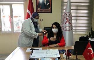 Alaşehir’de ilk aşı İlçe Sağlık Müdürüne...