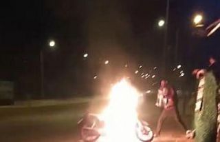 Alev alev yanan motosikletine, damacanadaki suyla...