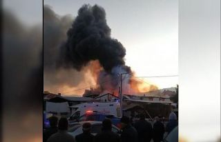 Alevler atölyeden metrelerce yukarıya yükseldi