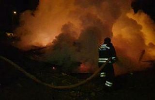 Alevlere teslim olan ahşap ev kül oldu