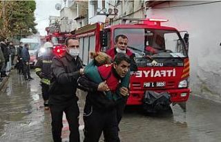 Alevlerin arasına dalan itfaiye ekipleri 3 kişiyi...