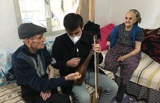 Ali dede kemençe resitali verip aşı oldu