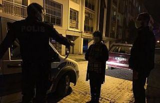 Alışveriş poşetlerini taşırken çantasını...