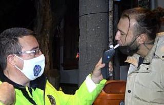Alkollü sürücü ve arkadaşlarının kısıtlamada...
