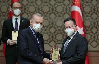 Altay Tayfun Özcan ödülünü Cumhurbaşkanı Erdoğan’ın...