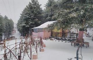 Amanoslar’da kar yayla evlerini beyaz örtü ile...