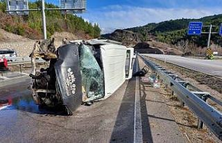 Amasya’da minibüs devrildi: 2 yaralı