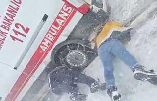 Ambulans fırtınada yolda kaldı