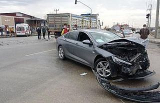 Ambulans ile otomobilin çarpışmasında 4 kişi...