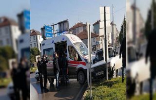 Ambulansla otomobil çarpıştı: 1 yaralı