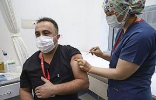 Ankara’da sağlık çalışanlarına ilk Covid-19...