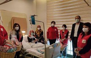 Annelere ilk hediye Kızılay Kadın gönüllülerinden