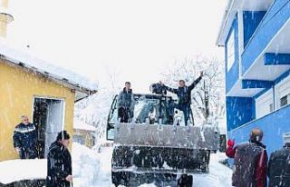 Annesine ulaşmak isterken köyün yollarını açtı