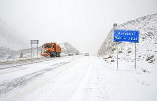 Antalya-Konya karayolunda kar kalınlığı 10 santime...