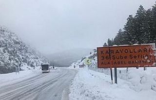 Antalya-Konya karayolunda kar kalınlığı 30 santimetreye...