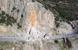 Antalya-Mersin karayolu heyelan nedeniyle trafiğe...