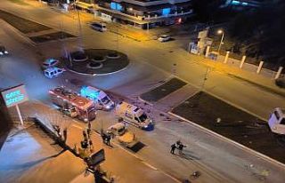 Antalya’da domates yüklü kamyonet otobüsle çarpıştı:...
