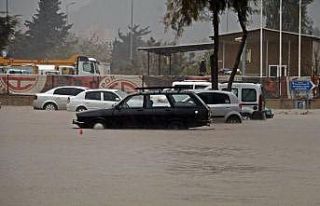 Antalya’da fırtına hayatı felç etti