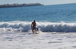 Antalya’da karla kaplı dağların gölgesinde turistlerin...