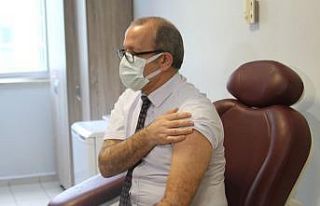 Antalya’da korona virüs aşısının ilk dozu İl...