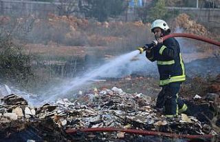 Antalya’da sebze hali yakınında alev alan süngerler...