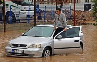 Antalya’da yollar göle döndü, sürücüler mahsur...