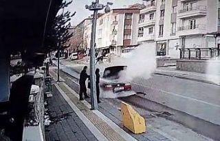 Aracı yanan çaresiz sürücünün yardımına polis...