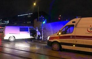 Aracıyla duvara çarpan sürücü yaralandı