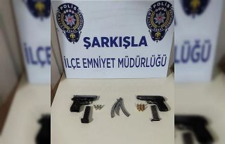 Aranıyordu üzerinde iki tabanca bir bıçak çıktı