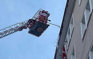 Ardahan’da çatılarda buz temizliği