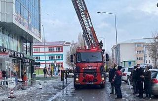 Ardahan’daki çatılarda tehlike oluşturan buz...