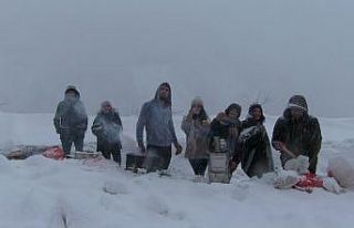 Artvin’de kar nedeniyle yolda kalan vatandaşlar...