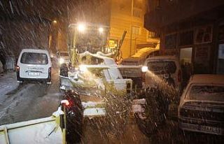 Artvin’de kar yağışı sürücülere zor anlar...