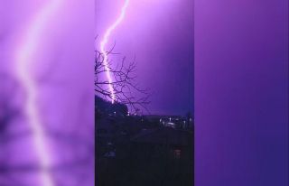 Artvin’de yıldırımın düşme anı görüntülendi