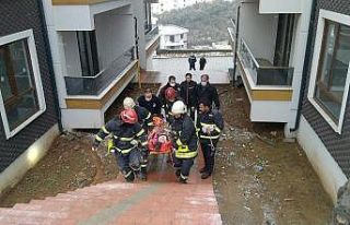 Asansör boşluğuna düşen genç kızı itfaiye...