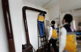 Aşı için eve giden sağlık ekipleri yatalak vatandaşın...