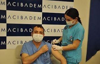 Aşı olan sağlıkçılar ’Covid-19’a karşı...