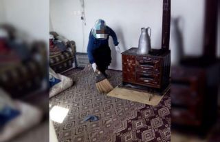 Aşı vurmaya gittiği yaşlı kadının evini süpürdü
