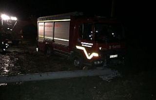 Asılsız ihbara giden itfaiye aracı kaza yaptı