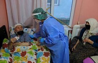 Asırlık çınarlar, evde korona aşısı vuruldu