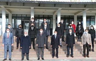 Aşkale’de protokol ve öğretmenler İstiklal Marşı’nı...