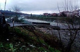 Asma köprünün halatları kopunca aracıyla köprüde...