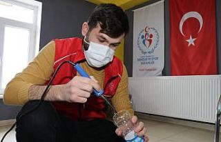Atık pet şişelerden kuşlar aç kalmasın diye...