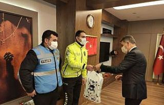 ATM önünde unutulan parayı trafik polisleri buldu