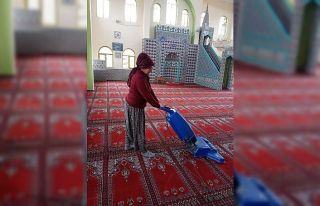 Aydın’da kadınlar camileri gönüllü olarak temizledi