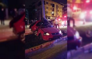 Aydınlatma direğine çarpan sürücüyü, sıkıştığı...
