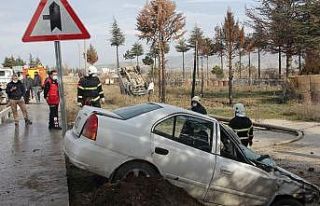 Aynı yöne seyir halindeki kamyonet ile otomobil...